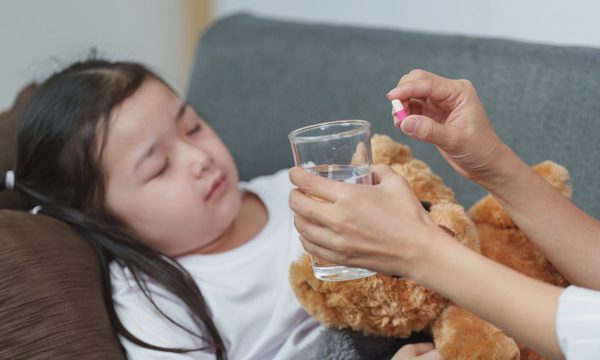 Tự mua thuốc kháng virus cho con theo tư vấn trên mạng
