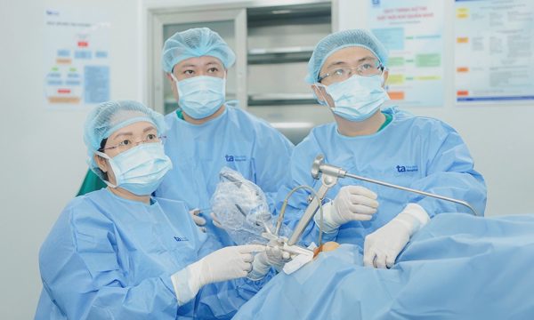 Từ Mỹ về Việt Nam mổ u thanh quản