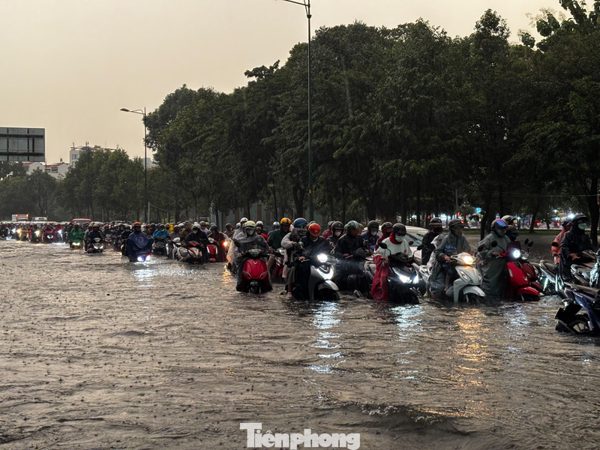 Từ những trận mưa lớn ở TPHCM: Bao giờ đường về nhà hết ngập?