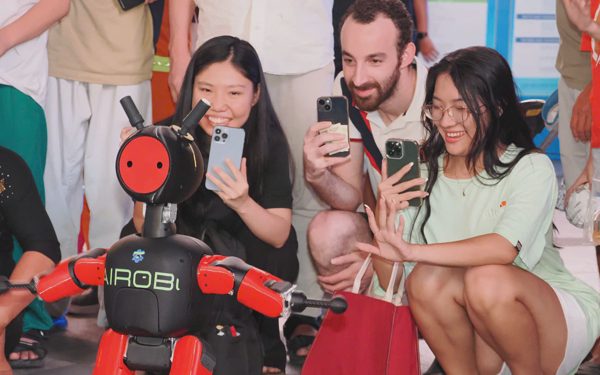 Từ robot nhảy múa, pha cà phê tại Phố đi bộ Nguyễn Huệ đến bài toán làm chủ công nghệ
