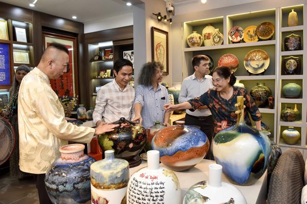 Từ sản phẩm làng nghề đến 'đại sứ văn hóa'