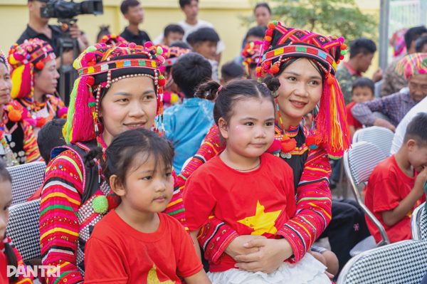 Từ tấm lòng bạn đọc tới niềm hạnh phúc của cô trò vùng biên