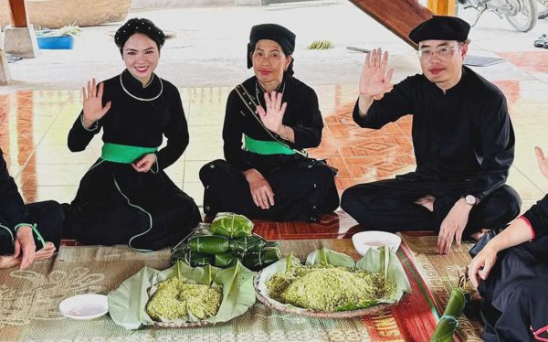 Tự tay làm cốm tại Lễ hội cốm Thuận Hòa