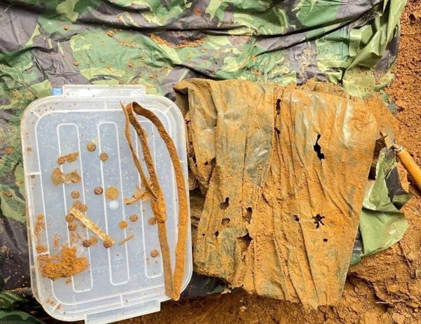 Từ thông tin người dân cung cấp, phát hiện hài cốt cùng Huy hiệu Dũng sĩ diệt Mỹ