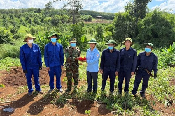 Từ tin báo của người dân, tìm thấy hài cốt liệt sĩ cùng bình tông khắc chữ 'Hoàn'