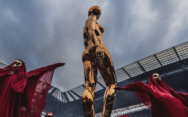 Từ tượng robot 12m đến những đại cảnh sân khấu, The Weeknd làm concert ra sao?