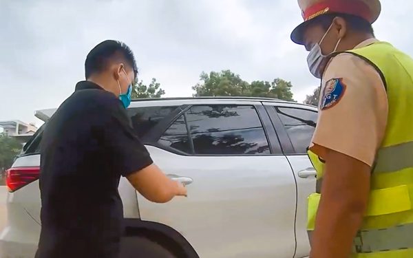 Từ vụ CSGT Đà Nẵng ‘tuýt còi’ xe ghép: Xe cá nhân nhận chở khách, mức phạt bao nhiêu?