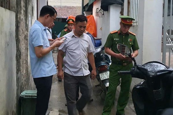 Từ vụ người phụ nữ ở Hà Nội kê giường chặn lối vào thửa đất: Xử lý tranh chấp đất đai, lối đi thế nào?