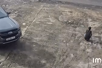 Từ vụ xe bán tải cán vào người đang ngồi, tài xế cần làm gì để tránh rủi ro?