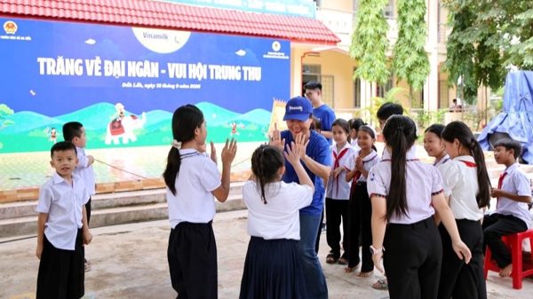 Từ vùng cao đến hải đảo, gần 300.000 sản phẩm dinh dưỡng Vinamilk đến với trẻ em dịp Trung thu