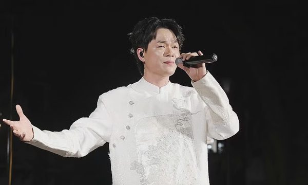 Tuấn Cry khuấy động phố đi bộ Hồ Gươm