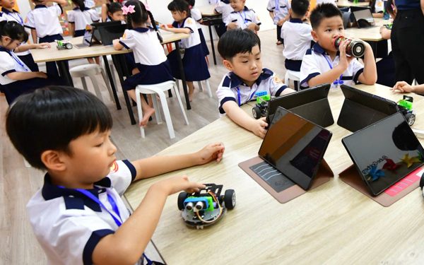 Tuần đầu tiên con đi học, mẹ với cô... hết hồn