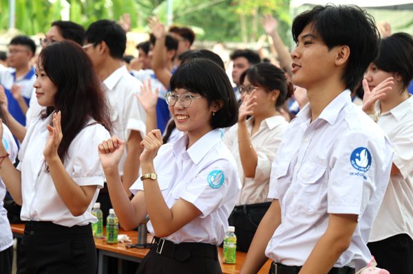 Tuần lễ 'Vươn cánh bồ câu trắng' hỗ trợ nhu cầu thiết thực của sinh viên