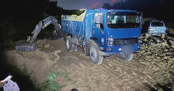 Tuần tra đêm, công an phát hiện nhóm khai thác khoáng sản trái phép
