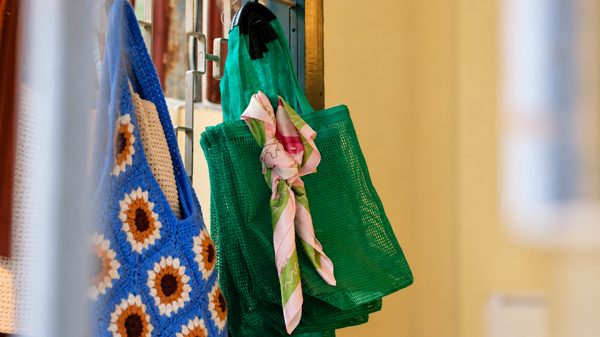Túi sách tái chế từ lưới đánh cá cũ giúp giảm rác thải nhựa
