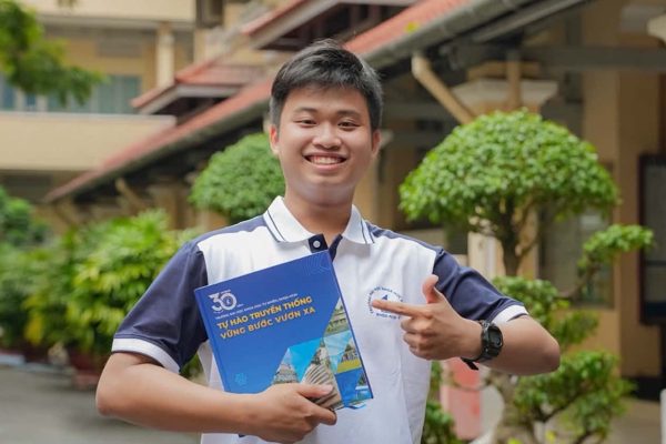 Từng bỏ học đại học, nam sinh Gia Lai lập kỷ lục điểm thi, nhận 320 triệu