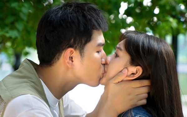 'Tùng Jun' hôn 'Phương' trong Xóm nhỏ khiến khán giả thương 'Khánh khổ' của Mùa hè năm ấy