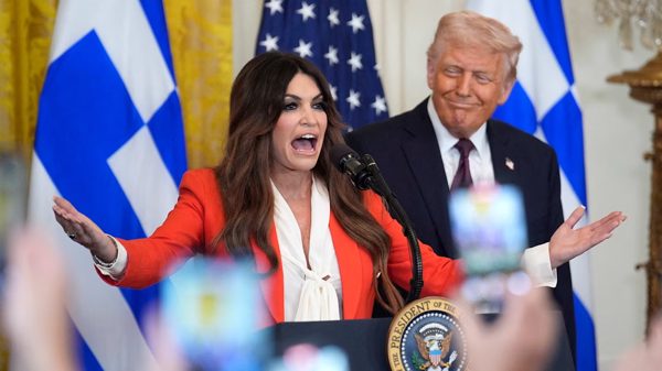 Từng là con dâu 'hụt' được ông Trump hết lời ca ngợi, vì sao nữ đại sứ Mỹ mất chức?