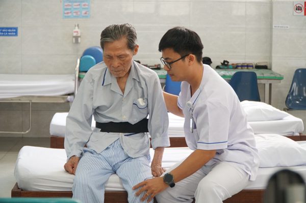 Tuổi già ở TPHCM: Sáng chờ lấy thuốc, chiều tập phục hồi