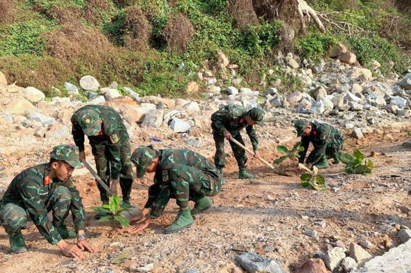 Tuổi trẻ Quân khu 9 trồng hơn 8.000 cây xanh, vận động người dân giảm rác thải nhựa