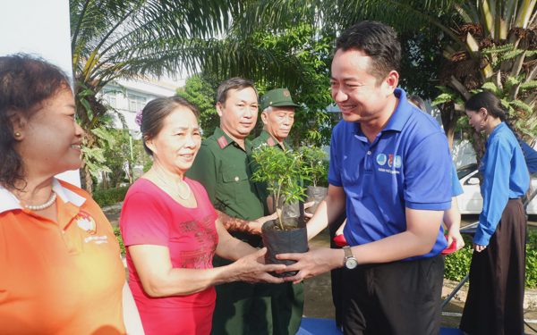 Tuổi trẻ TP.HCM ra quân làm sạch môi trường, thực hiện Ngày Chủ nhật xanh lần thứ 168