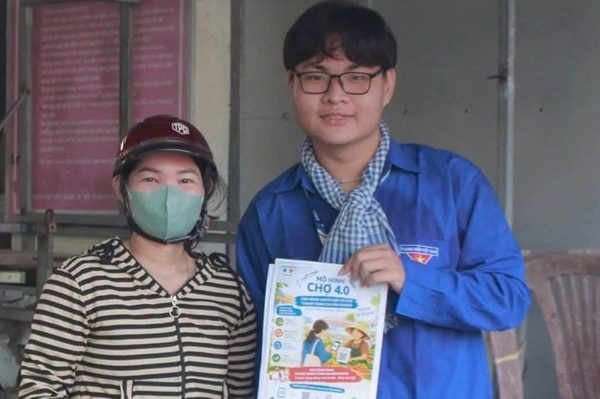 Tuổi trẻ Vĩnh Long 'đi từng ngõ, gõ từng nhà' giúp người dân chuyển đổi số