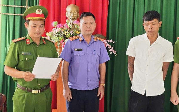 Tưới xăng đốt nhà bố mẹ vợ vì vợ uống bia rồi nhảy ở tiệc, gọi không về