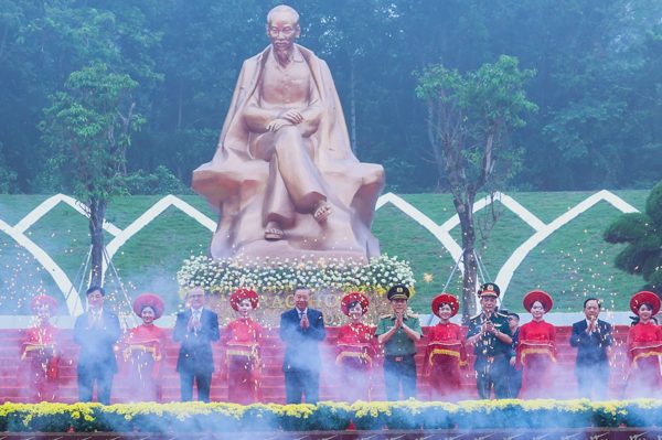 Tượng đài “Bác Hồ với ngày hội non sông” là tình cảm sâu nặng của nhân dân