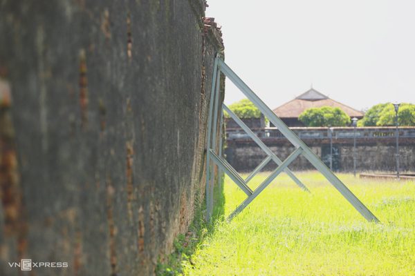 Tường hoàng thành Huế chực chờ đổ sập