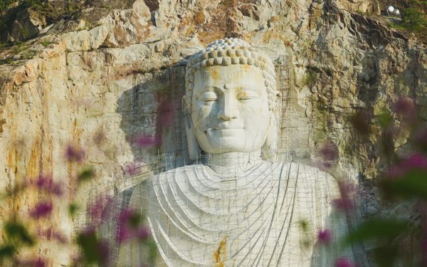 Tượng Phật Thích Ca ngồi thiền cao 81m ở núi Sam