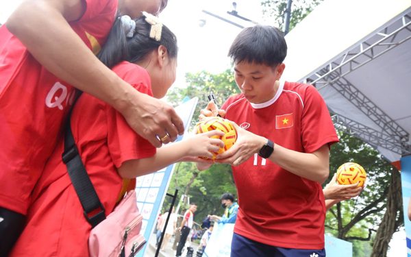 Tuyển cầu mây Việt Nam giao lưu với người hâm mộ sau chiến tích Asiad