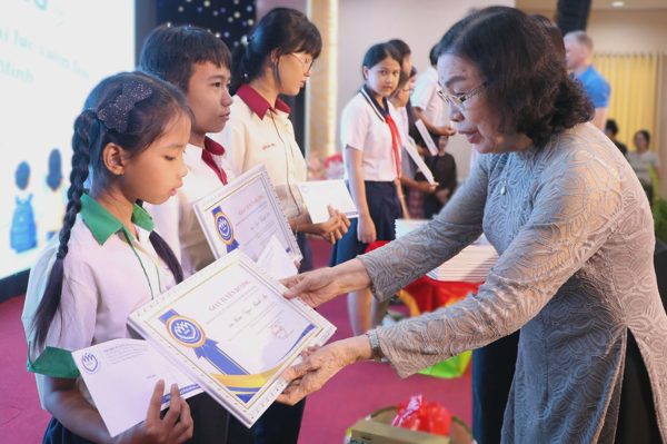 Tuyên dương 149 học sinh nghị lực, vượt khó học giỏi