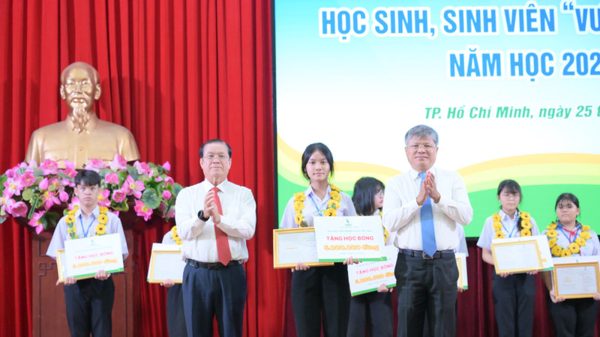 Tuyên dương 853 học sinh, sinh viên xuất sắc con em ngành cao-su