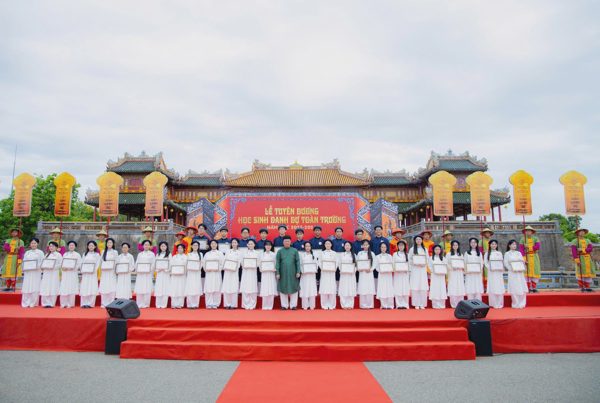 Tuyên dương học sinh giỏi trong lễ truyền lô triều Nguyễn