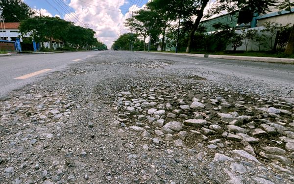 Tuyến đường huyết mạch vào khu công nghiệp ở Cần Thơ chi chít 'ổ gà'