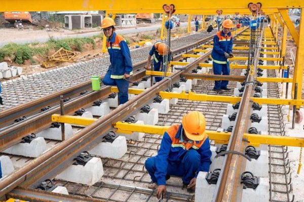 Tuyến đường sắt nhẹ đầu tiên tại Phú Quốc bắt đầu lắp 2.850 thanh ray