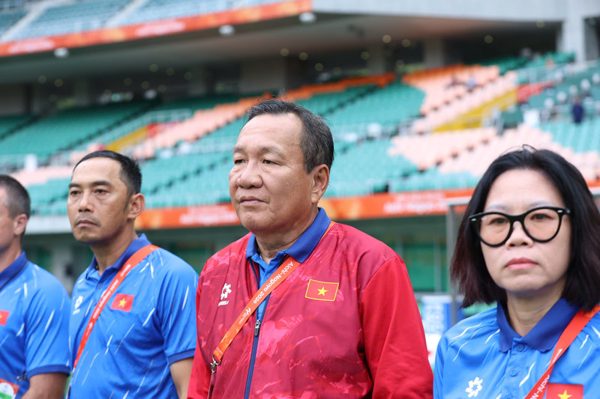 Tuyển nữ Việt Nam thua trận ra quân Asiad, HLV Hoàng Văn Phúc chỉ ra điều cần cải thiện