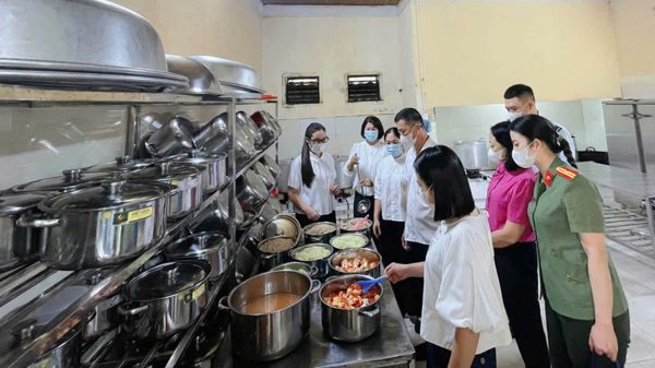 Tuyên Quang tăng cường kiểm soát an toàn thực phẩm tại bếp ăn trường học