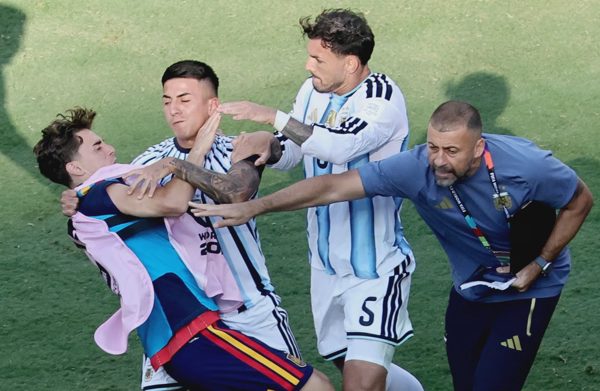 Tuyển thủ Argentina bị treo giò 10 trận vì ẩu đả ở chung kết World Cup 2026
