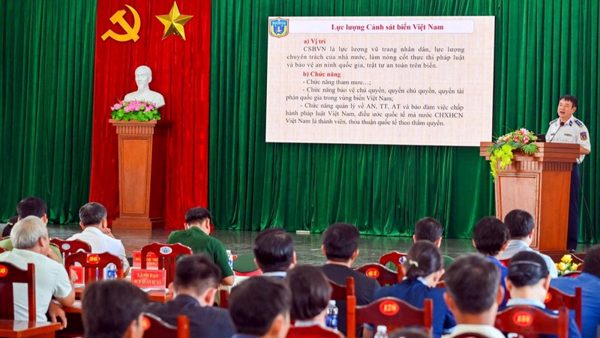 Tuyên truyền pháp luật, bảo vệ môi trường, tặng quà cho người dân xã Long Hải ở Thành phố Hồ Chí Minh