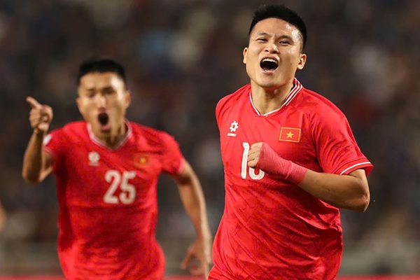 Tuyển Việt Nam: HLV Kim Sang Sik làm mới từ... người cũ