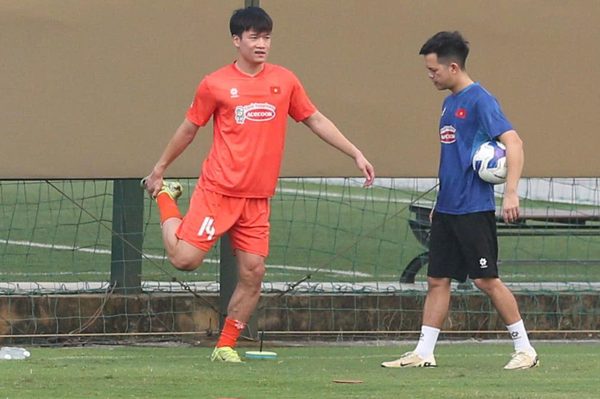 Tuyển Việt Nam: Hoàng Đức tập riêng, chạy đua cho FIFA ASEAN Cup