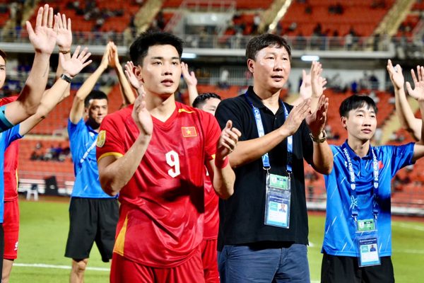 Tuyển Việt Nam về nước muộn sau chiến thắng Thái Lan