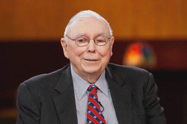 Tỷ phú Charlie Munger: Càng cố chi tiền để khoe giàu, bạn càng dễ nghèo