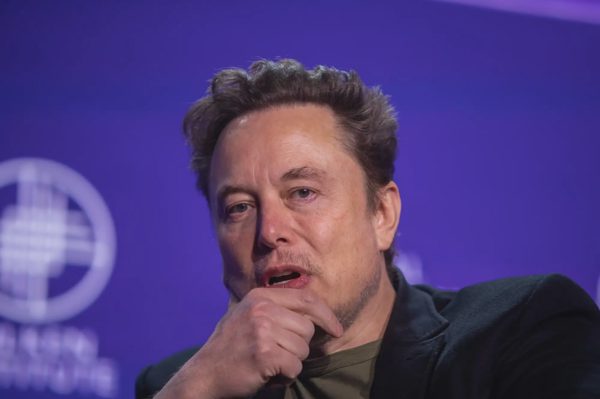 Tỷ phú Elon Musk nói tiết kiệm tiền cho tương lai xa là vô nghĩa