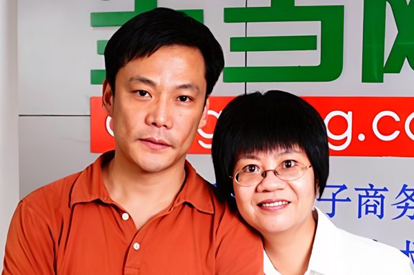 Tỷ phú ‘sa cơ’ vì bất đồng với vợ, giờ livestream bán sách, bán rượu