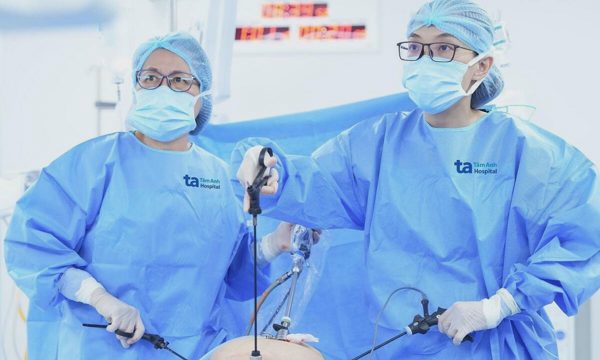 U buồng trứng bám dính phức tạp