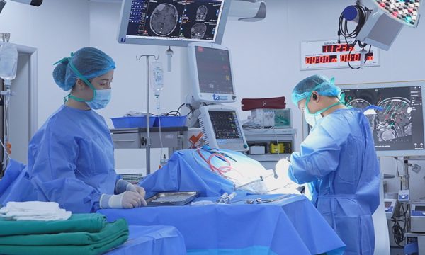 U đẩy lồi nhãn cầu, ăn mòn xương trán người đàn ông