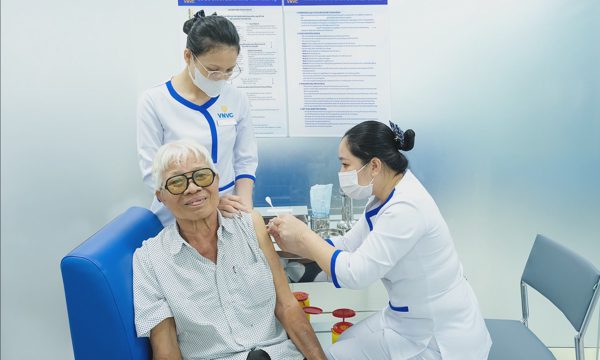 U70 tiêm ba mũi vaccine cùng lúc được không?