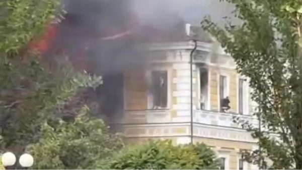 UAV đánh trúng tòa nhà Viện Hàn lâm Khoa học Ukraine ở Kiev